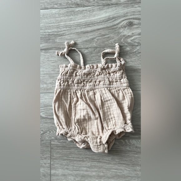 Various Rompers 6-12M - Picture 4 of 9